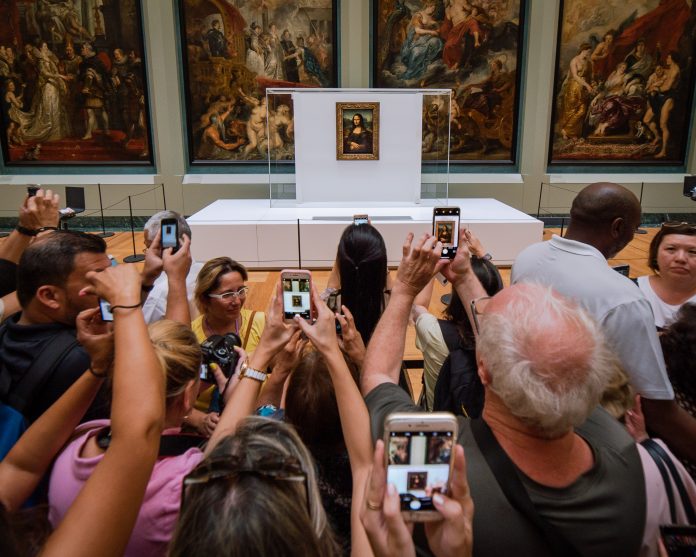 Mona Lisa smacked by Cake